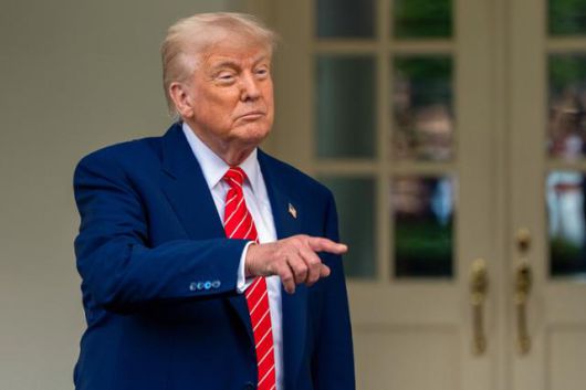 도널드 트럼프 미국 대통령이 8일 워싱턴 백악관 웨스트윙(집무동) 앞에서 취재진 질문을 받고 있다. 워싱턴=AP 연합뉴스