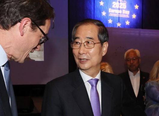 한덕수 전 국무총리가 9일 서울 한 호텔에서 열린 외교행사에서 참석자들과 대화하고 있다. 연합뉴스