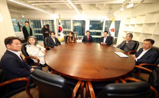 김문수 국민의힘 대선후보가 10일 오전 서울 여의도 국민의힘 중앙당사 대통령후보실에서 캠프 관계자들과 대책회의를 하고 있다. 뉴시스