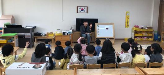 2019년 4월 19일 광주 방림유치원 교사 임정섭씨가 교실에서 아이들과 수업에 한창인 모습. 1986년 광주시교육청 개청 이래 첫 공립유치원 남자 교사인 임씨는 당시 본보와의 인터뷰에서 유치원 교사들은 아이들에게 엄마의 역할과 아빠의 역할 모두를 해야 하는 만큼 교직사회에 남자 교사들이 더 많아질 필요가 있다고 말했다. 임정섭씨 제공