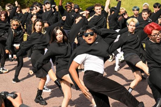 세계 각국 K팝 커버댄스 대회 우승자들이 2022년 10월, 본선을 앞두고 청와대 본관 앞에서 플래시몹을 하고 있다. 최주연 기자