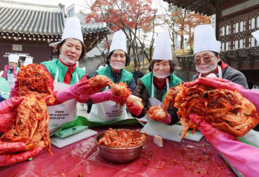 장수철 교수는 책에서 불을 사용하는 인류의 요리 문화는 신체 진화 못지않게 인간의 사회성 발달에 지대한 역할을 했다고 설명한다. 불을 지피고, 식재료를 다듬고, 조리도구와 식기를 만들어야 하는 요리 문화는 사람 간의 협동을 촉진했다. 특히 한국은 김장 문화, K바베큐 문화와 같이 음식을 함께 즐기는 문화가 여전히 강하다. 서울 중구청 부녀 봉사단 소속 회원들이 2023년 12월, 서울 중구 한국의집에서 열린 유네스코 인류무형유산 김장문화 등재 10주년 기념행사에서 직접 만든 김치를 들어 보이고 있다. 뉴스1