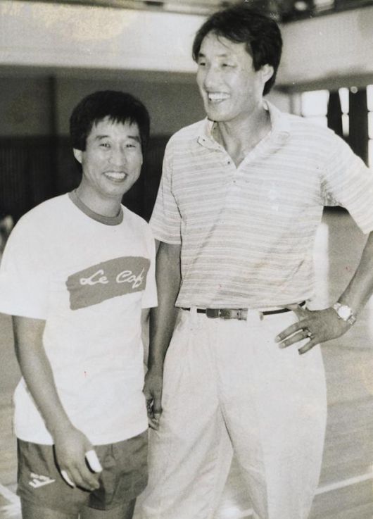 선수 시절 찰떡 호흡을 자랑했던 강만수(오른쪽)와 세터 김호철. 한국일보 자료사진