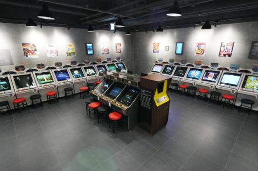 넷마블게임박물관 내 '플레이 컬렉션'은 1980년대 오락실에 배치됐던 아케이드 게임을 실제로 체험할 수 있는 공간이다. 1970년대 게임인 '퐁'(가운데 노란색 게임기)은 한국에 첫선을 보인 비디오 게임으로도 알려져 있다. 넷마블문화재단 제공