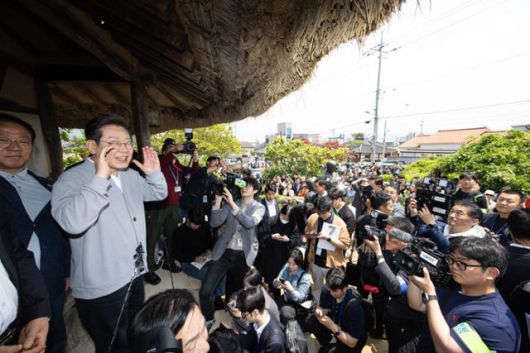 경청투어에 나선 이재명 더불어민주당 대통령 후보가 11일 오후 전남 강진군 강진읍 사의재를 찾아 시민들에게 인사말을 하고 있다. 강진=뉴스1