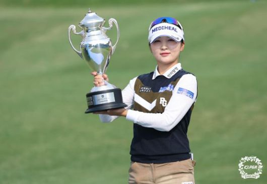 이예원이 11일 경기 용인시 수원 컨트리클럽 뉴코스에서 열린 KLPGA 투어 NH투자증권 레이디스 챔피언십에서 우승 후 트로피를 들어올리고 있다. 그는 올 들어 시즌 2승을 달성했다. KLPGA 제공
