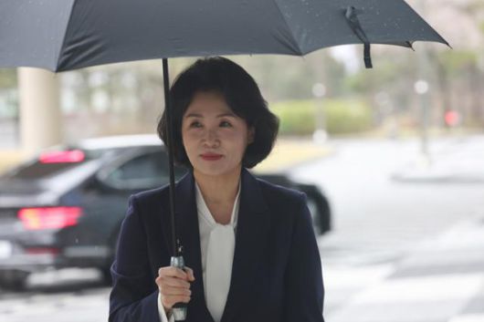 공직선거법 위반 혐의로 1심에서 벌금형을 선고받은 이재명 더불어민주당 대선후보 배우자 김혜경 씨가 4월 14일 오후 경기 수원시 영통구 수원고법에서 열린 항소심 공판에 출석하고 있다. 수원=뉴스1