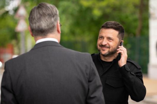 볼로디미르 젤렌스키(오른쪽) 우크라이나 대통령이 10일 우크라이나 키이우를 찾은 키어 스타머 영국 총리와 대화하고 있다. 이날 영국, 독일, 프랑스, 폴란드 등 유럽 4개국 정상은 키이우에서 젤렌스키 대통령과 만나 우크라이나에 대한 지원 의지를 재확인하는 한편, 러시아에 30일간의 휴전을 요구했다. 키이우=AFP 연합뉴스