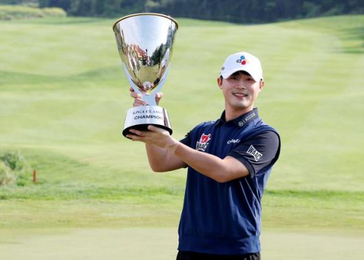 우승 트로피를 들고 포즈를 취하고 있는 배용준. KPGA 제공