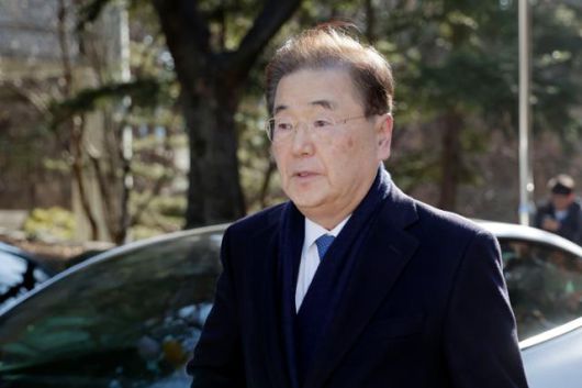 정의용 전 국가안보실장이 2월 19일 서울 서초구 서울중앙지법에서 열린 탈북 어민 강제북송 사건에 대해 징역형 선고 유예 선고를 받은 뒤 법원을 나서고 있다. 뉴시스