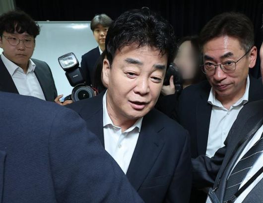 백종원(가운데) 더본코리아 대표가 3월 28일 서울 서초구 스페이스쉐어 강남역센터에서 열린 정기 주주총회를 마친 뒤 주총장을 빠져나가고 있다. 뉴스1