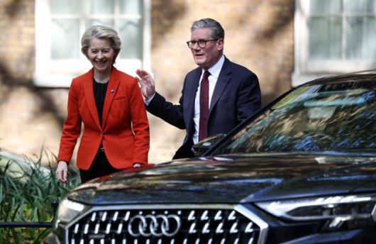 지난달 24일 키어 스타머(오른쪽) 영국 총리가 회담을 위해 런던 다우닝가 10번지 총리관저를 찾은 우르줄라 폰데어라이엔 EU 집행위원장을 환영하고 있다. 런던=EPA 연합뉴스
