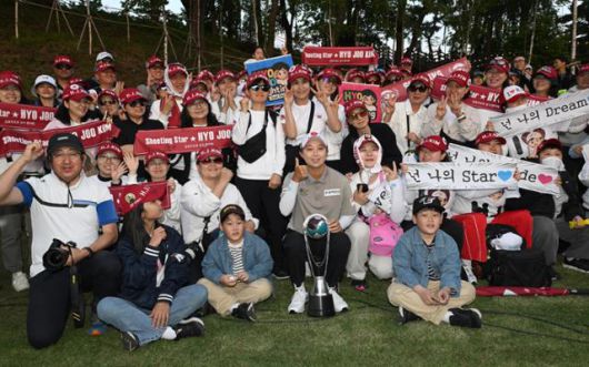 김효주가 팬들과 기념 촬영을 하고 있다. 세마스포츠마케팅 제공