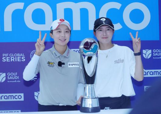 김효주가 매니저로 나선 축구 국가대표 출신 심서연과 기념 촬영을 하고 있다. 연합뉴스