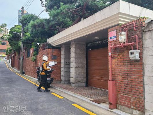 2022년 9월 건진법사 전성배씨 법당이 있는 서울 강남구 주택에 한 배달원이 서 있다. 조소진 기자