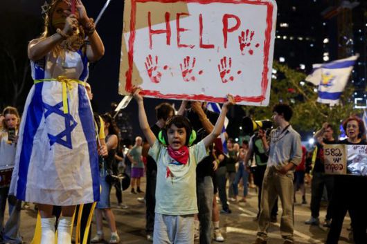 한 아이가 지난 10일 이스라엘 텔아비브에서 베냐민 네타냐후 총리에게 팔레스타인 무장 정파 하마스에 억류된 인질들을 석방하기 위한 협상에 적극적으로 참여할 것을 요구하는 시위에 참석하고 있다. 텔아비브=로이터 연합뉴스