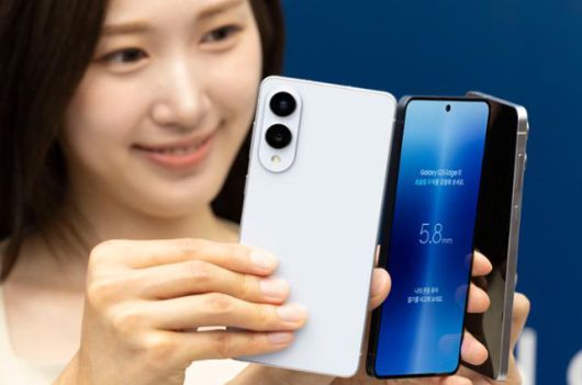 13일 서울 삼성강남에서 열린 갤럭시S25 엣지 미디어행사에서 제품이 공개되고 있다. 갤럭시 S25 엣지의 두께는 5.8㎜ 수준으로 역대 갤럭시 시리즈 중 가장 얇다. 뉴스1