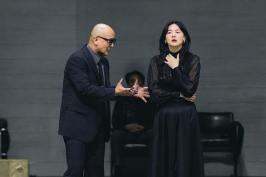 7일 개막한 연극 '헤다 가블러'에서 각각 주인공 헤다와 남편 테스만을 연기하고 있는 이영애(오른쪽)와 김정호. LG아트센터 제공