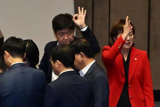 2023년 9월 1일 국회에서 열린 이재명 더불어민주당 대표에 대한 체포동의안 개표에서 한 개표 참석자가 국민의힘 의원들을 향해 동그라미 표시를 하며 가결을 알리고 있다. 최주연 기자