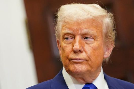 도널드 트럼프 미국 대통령이 12일 미국 워싱턴 백악관에서 열린 기자회견에 참석해 기자들의 질문을 받고 있다. 워싱턴=로이터 연합뉴스