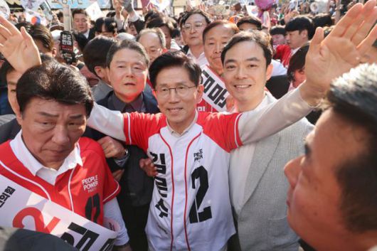 김문수 국민의힘 대선 후보가 12일 대구 서문시장을 방문해 시민들과 인사하고 있다. 연합뉴스