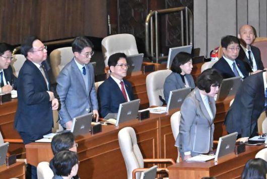 김문수 고용노동부 장관을 제외한 한덕수 국무총리 등 국무위원들이 지난해 12월 11일 '윤석열 대통령 위헌적 비상계엄 선포 내란행위 관련 긴급 현안질문'이 진행되는 국회 본회의에서 서영교 의원의 요청에 의해 국민에 대한 사죄를 하고 있다. 정다빈 기자