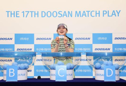 박현경이 추첨에서 뽑은 이름을 들어 보이며 웃고 있다. KLGPA 제공