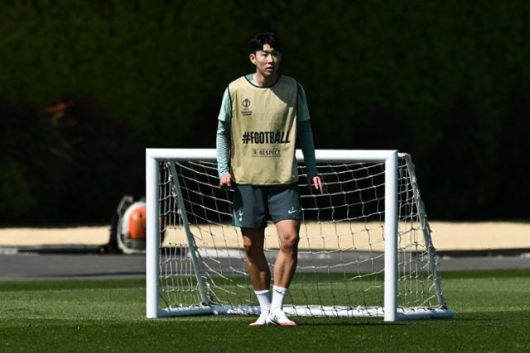 손흥민이 12일 영국 런던의 토트넘 홋스퍼 트레이닝 그라운드에서 열린 미디어 오픈 데이 행사에 참여해 훈련을 받고 있다. 런던=AFP 연합뉴스손흥민이 12일 영국 런던의 토트넘 홋스퍼 트레이닝 그라운드에서 열린 미디어 오픈 데이 행사에 참여해 훈련을 받고 있다. 런던=AFP 연합뉴스