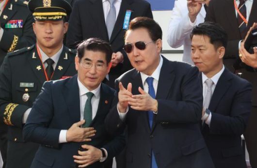 윤석열 전 대통령이 지난해 10월 1일 서울 광화문 광장에서 열린 국군의날 기념 시가행진 행사에서 김용현(앞줄 왼쪽) 전 국방부 장관과 이야기하고 있다. 왕태석 선임기자