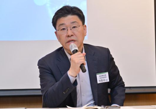 12일 서울 여의도 FKI타워에서 열린 '혁신신약 시대, 치료 기회 확대를 위한 정책 방향 포럼'에 패널로 참석한 이중규 보건복지부 건강보험정책국장이 발언하고 있다. 최주연 기자