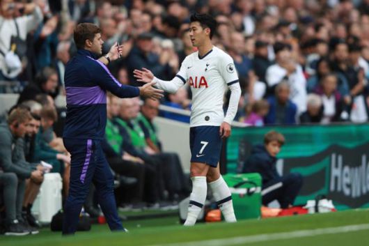 2023~24시즌 잉글랜드 프리미어리그(EPL)에서 토트넘의 손흥민(오른쪽)과 당시 첼시의 사령탑이었던 마우리시오 포체티노 감독이 인사를 나누고 있다. 런던=AP 연합뉴스