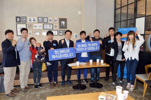 이재명 더불어민주당 대선 후보가 성남시장이었던 2016년 10월 한 카페에서 청년배당을 성남사랑상품권으로 받은 청년들과 기념촬영을 하고 있다. 성남시 제공