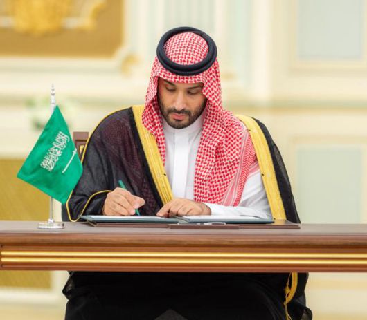 사우디아라비아 실권자인 무함마드 빈살만 왕세자가 13일 수도 리야드에서 도널드 트럼프 미국 대통령과 만나 양자 협정 문서에 서명하고 있다. 리야드=UPI 연합뉴스