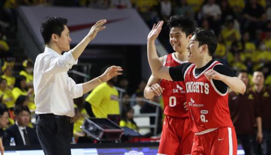 전희철 서울 SK 감독이 2024~25 프로농구 챔피언결정전 5차전 창원 LG와 경기 도중 선수들과 하이파이브를 하고 있다. 뉴시스