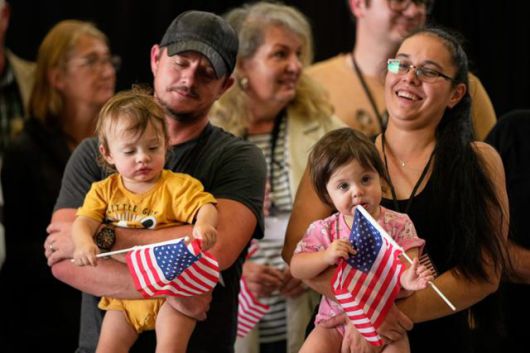 미국 국기를 들고 있는 남아프리카공화국 출신 백인들이 12일 미 버지니아주 덜레스 국제공항에 도착하고 있다. 덜레스=AP 뉴시스