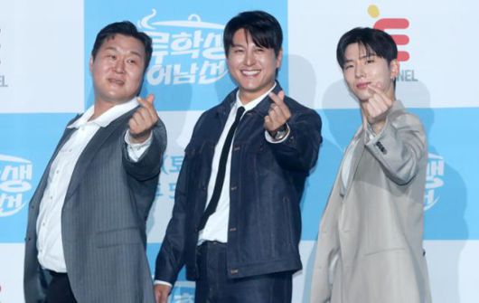 배우 윤경호(왼쪽부터), 류수영, 몬스타엑스 기현이 15일 오전 서울 종로구 씨네큐브에서 열린 E채널 예능 프로그램 '류학생 어남선' 제작발표회에서 포즈를 취하고 있다. 뉴시스