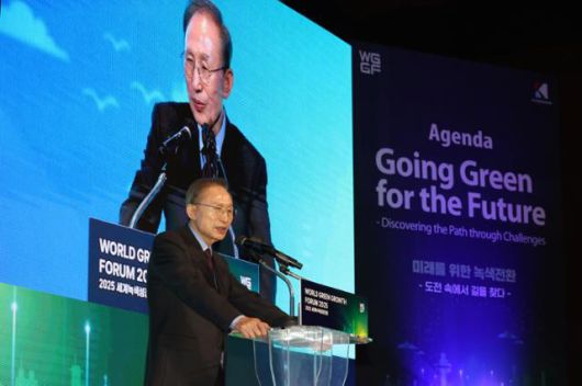 이명박 전 대통령이 14일 경북 포항시에서 열린 '2025 세계녹색성장포럼'에서 축사를 하고 있다. 포항시 제공