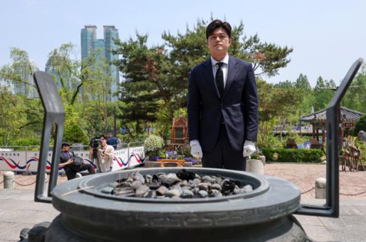 국민의힘 비상대책위원장으로 지명된 김용태 의원이 14일 서울 동작구 보라매공원을 찾아 산업재해 희생자 위령탑에 참배하고 있다. 뉴스1