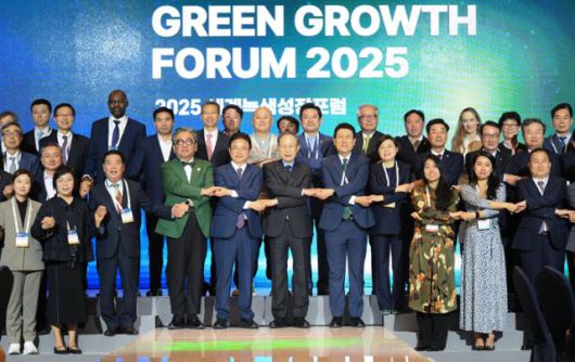 14일 경북 포항시에서 열린 '2025 세계녹색성장포럼'에서 주요 인사들이 손에 손을 맞잡고 기념 촬영을 하고 있다. 경북도 제공