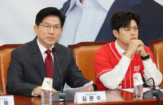 김문수 국민의힘 대선 후보가 15일 국회에서 열린 중앙선거대책위원회 회의 및 임명장 수여식을 마친 뒤 발언하고 있다. 오른쪽은 김용태 비상대책위원장. 연합뉴스