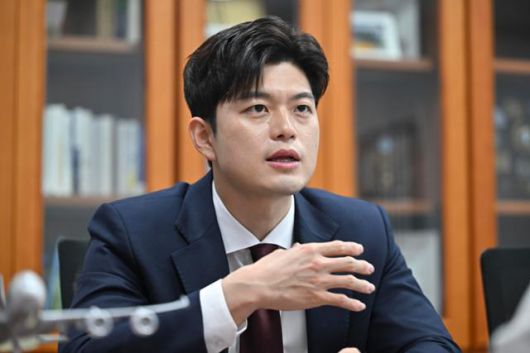 국민의힘 비상대책위원장으로 지명된 김용태 의원이 14일 국회 의원회관 의원실에서 본보와 인터뷰하고 있다. 정다빈 기자