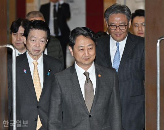 안덕근 산업통상자원부 장관(가운데)이 3월 30일 서울 중구 대한상공회의소에서 열린 제13차 한·일·중 경제통상장관회의에 입장하고 있다. 왼쪽부터 무토 요지 일본 경제산업성 장관, 안 장관, 왕 원타오 중국 상무부 부장. 왕태석 선임기자