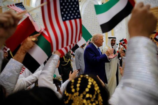 도널드 트럼프 미국 대통령이 15일 아랍에미리트 아부다비 왕궁에서 현지인들의 환영을 받고 있다. 아부다비=로이터 연합뉴스