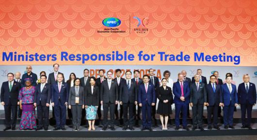 15일 제주 서귀포 제주국제컨벤션센터에서 열린 APEC 2025 통상장관회의 개회식에서 정인교 산업통상자원부 통상교섭본부장이 제이미슨 그리어 미국 무역대표부(USTR) 대표, 리청강 중국 상무부 국제무역담판대표 겸 부부장 등 참석자들과 기념촬영하고 있다. 산업통상자원부 제공