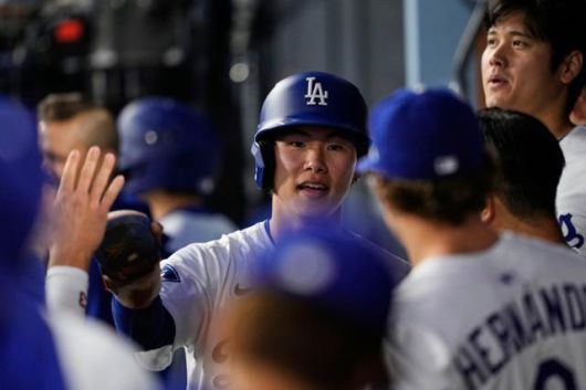 LA 다저스의 김혜성(가운데)이 16일 오클랜드전에서 2회 말 득점을 올린 후 더그아웃으로 들어오며 동료들로부터 축하를 받고 있다. 로스앤젤레스=AP 뉴시스