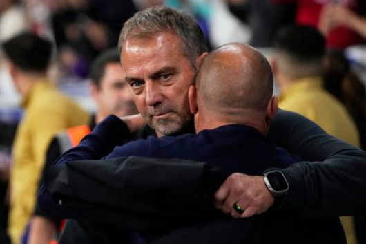 바르셀로나 한지 플릭(왼쪽) 감독이 16일 스페인 바르셀로나의 RCDE 경기장에서 열린 2024~25시즌 스페인 라리가 36라운드 에스파뇰과의 경기에 앞서 에스파뇰 감독과 인사를 나누고 있다. 바르셀로나=AP 연합뉴스