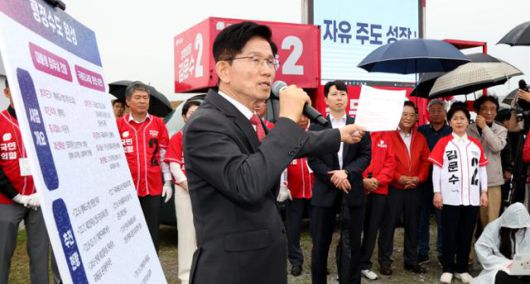 김문수 국민의힘 대통령 후보가 16일 세종 국회의사당 이전 부지를 방문해 대통령 집무실 건립 및 국회의사당 완전 이전 등 행정수도 공약을 발표하고 있다. 세종=뉴스1