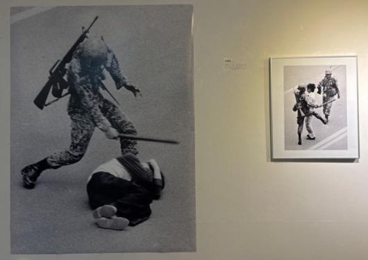 서울 인사동 갤러리 인덱스에 1980년 5월 시민을 진압봉으로 내리치고 있는 무장한 계엄군을 찍은 신복진 당시 광주일보 기자의 사진이 전시돼 있다. 김수미 기자