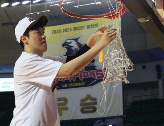 허일영이 우승 후 그물을 자르고 있다. 연합뉴스