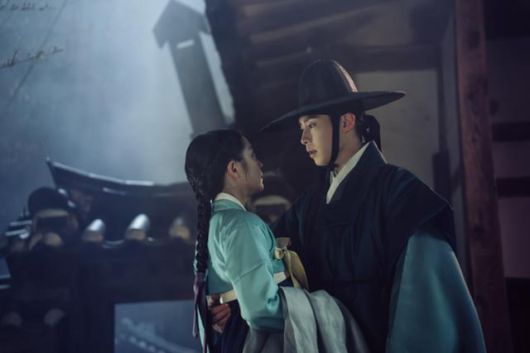 '탄금'은 실종됐던 조선 최대 상단의 아들 홍랑이 기억을 잃은 채 12년 만에 돌아오고, 이복누이 재이만이 그의 실체를 의심하는 가운데 둘 사이 싹트는 알 수 없는 감정을 그린 미스터리 멜로 사극이다. '탄금' 스틸컷